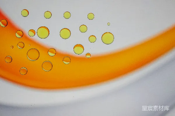 高清摄影 一张白色的盘子，上面有橙色和黄色的圆形图案。