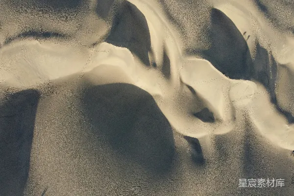 高清摄影 一张覆盖着积雪的山的特写照片