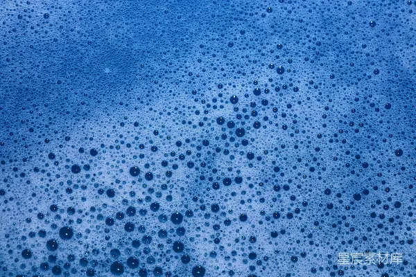 高清摄影 白底上的蓝泡泡特写