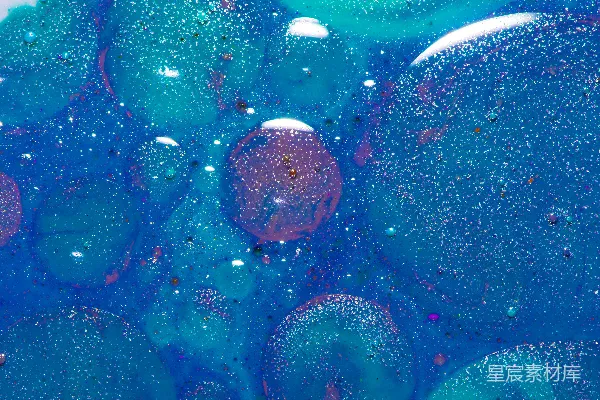 高清摄影 一罐蓝色和紫色的液体的特写。