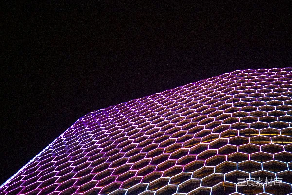 高清摄影 一座非常高大的建筑物，上面有许多六边形图案。