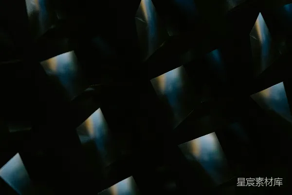 高清摄影 黑色背景上有一个方格图案。
