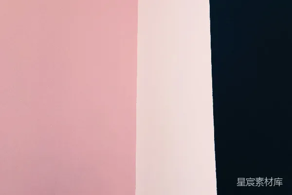 高清摄影 一堵墙上有两种颜色，墙上还挂着一个钟表。