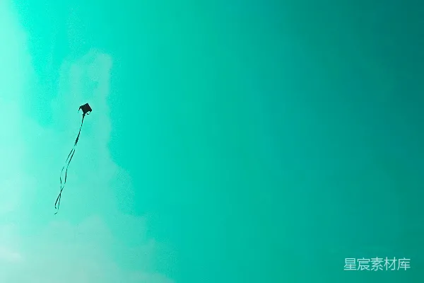 高清摄影 一只风筝在天空中高高地飞翔。