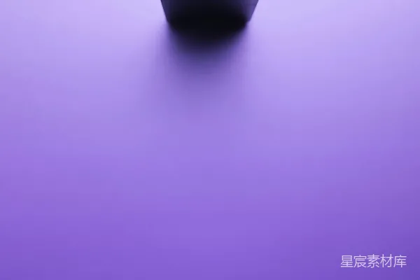 高清摄影 一个黑色的碗放在紫色的桌子上。