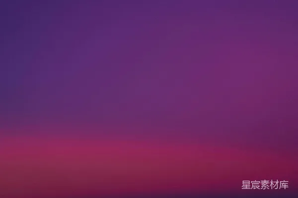 高清摄影 一片紫色和粉色的天空，远处有一架飞机。