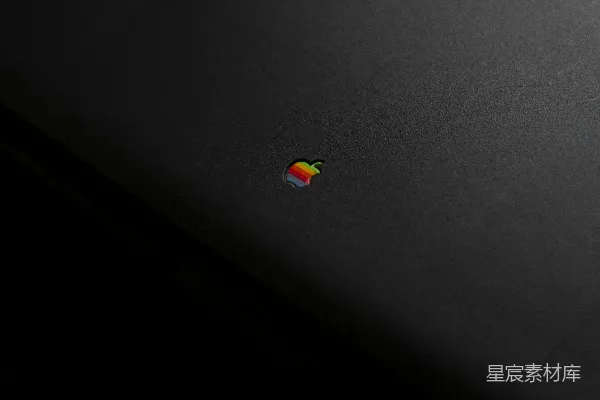 高清摄影 银色的Macbook配有一个红黄圆片的药丸。