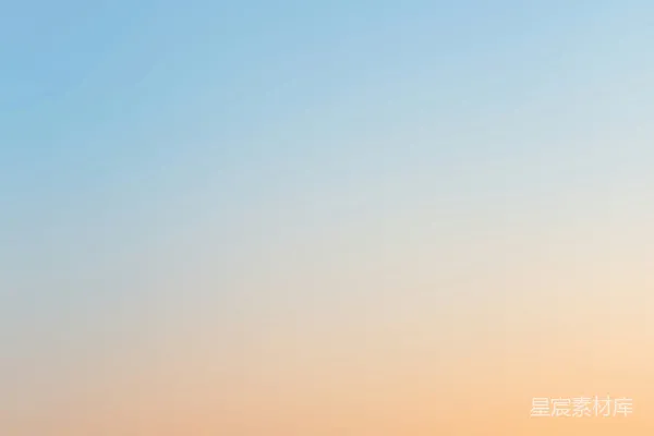 高清摄影 一张模糊的夕阳照片，一架飞机在空中飞行。