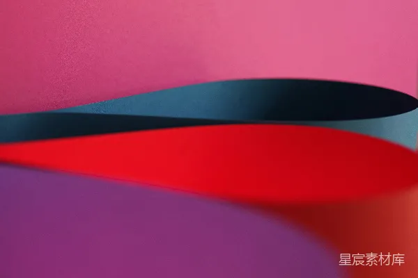 高清摄影 一堆不同颜色的纸叠在一起。