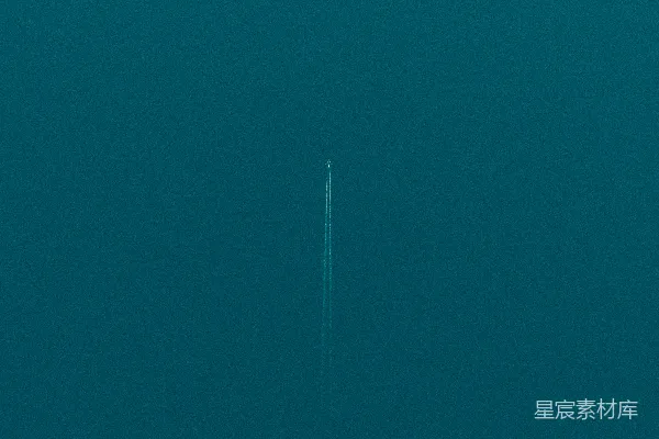 高清摄影 一架飞机在海洋上方的天空中飞行。