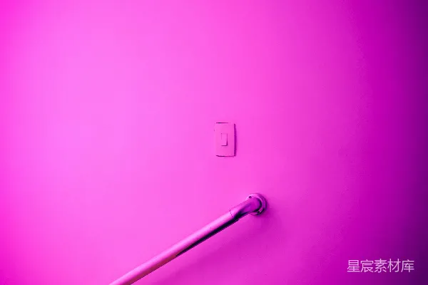 高清摄影 一间有厕所和粉红色墙壁的浴室