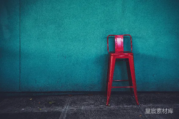 高清摄影 三分法构图拍摄红色金属椅