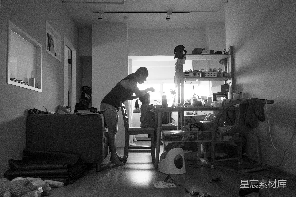 高清摄影 在房间里工作的人