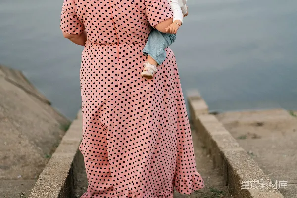 高清摄影 一个女人抱着一个孩子走下楼梯。