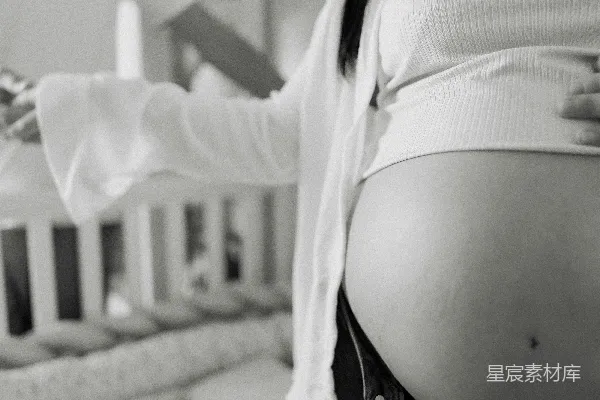 高清摄影 孕妇和男人在婴儿床旁边