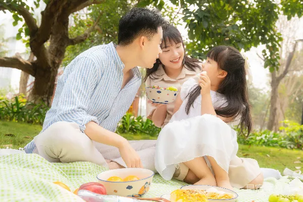 高清摄影 家人在公园野餐享受时光