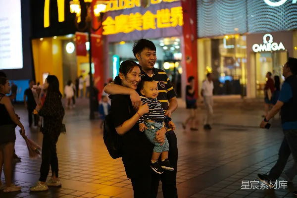 高清摄影 一家人在城市街道上摆姿势拍照
