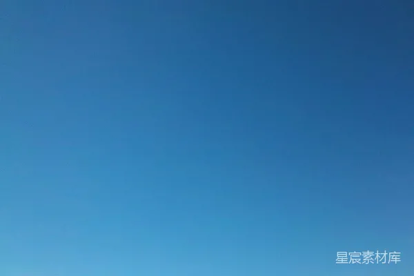 高清摄影 一群人在沙滩上站着。