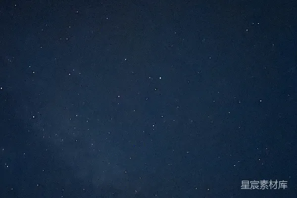 高清摄影 夜空中有星星，前景中有一架飞机。
