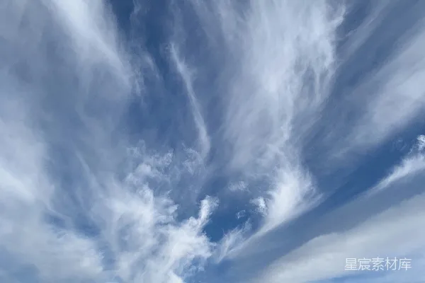 高清摄影 白天云层笼罩下的雪山