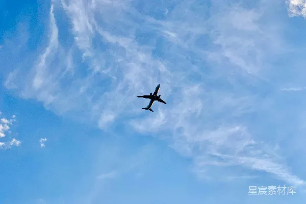 高清摄影 白天的空中飞行的飞机