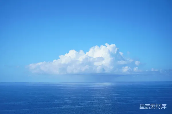 高清摄影 白色的天空下，蓝色的水体