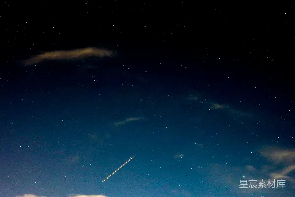 高清摄影 夜晚的蓝天上有白云。