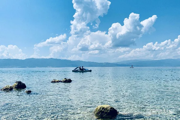 高清摄影 白天晴朗的蓝天底下，人们在海里游泳。