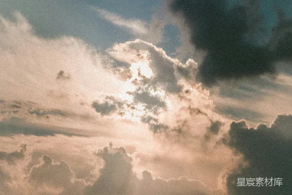 高清摄影 白天太阳被灰色的云层覆盖。