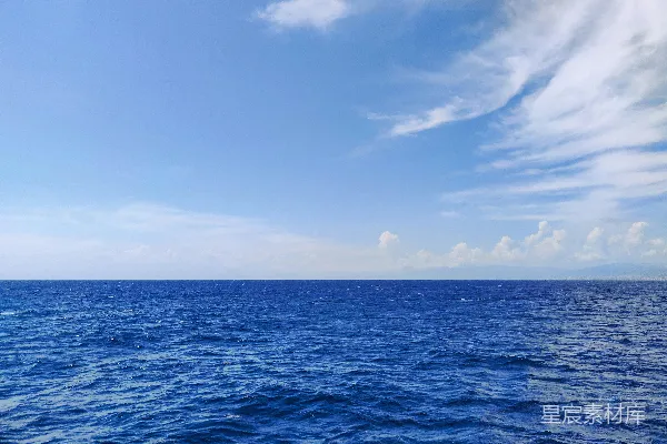 高清摄影 蓝天白云下的蓝色海洋