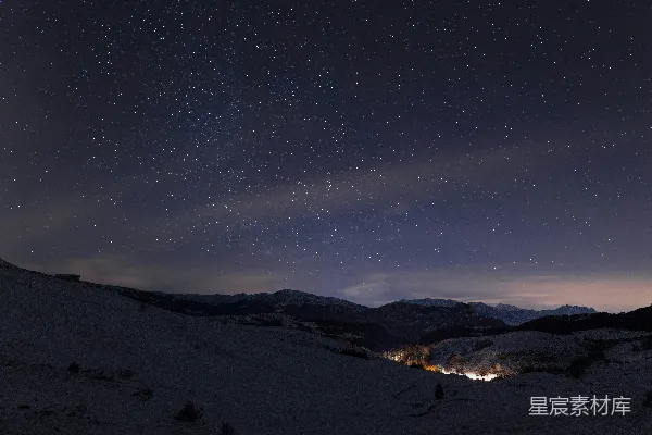 高清摄影 夜空下，星星闪烁在皑皑雪山之上