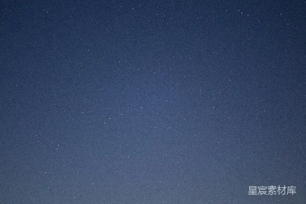 高清摄影 夜晚的星空下，一片田野