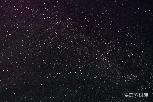 高清摄影 一片紫色和黑色的夜空，满天繁星。