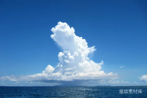 高清摄影 白天的蓝天白云下的碧海