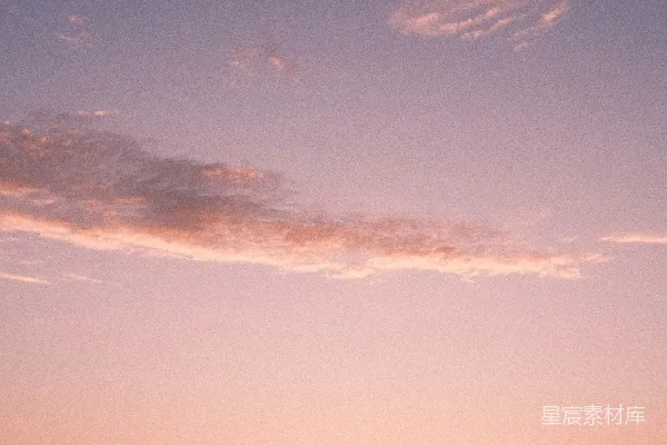 高清摄影 夕阳正在海洋上落下，水面上有船。