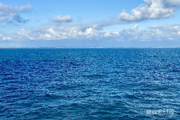 高清摄影 蓝天白云下的蓝色海面