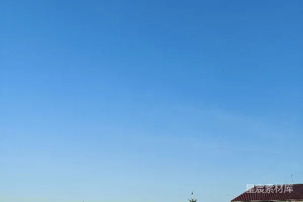 高清摄影 一片清澈的蓝天，背景中有一些建筑物。