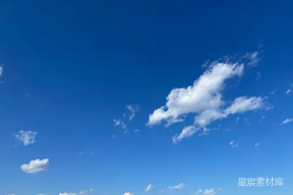 高清摄影 一个男人站在海滩上放风筝。