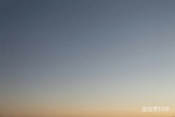 高清摄影 一架飞机在日落时的天空中飞行