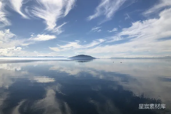 高清摄影 蔚蓝天空下，平静海面上漂浮着白云