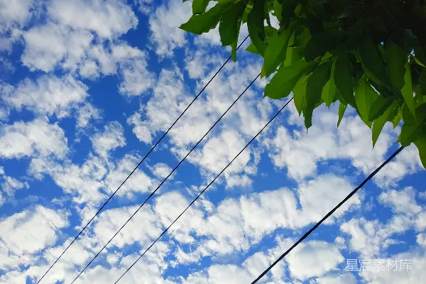 高清摄影 一根电话杆和天空中的几朵云