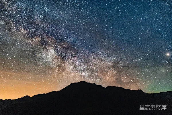 高清摄影 夜间拍摄的山脉剪影照片