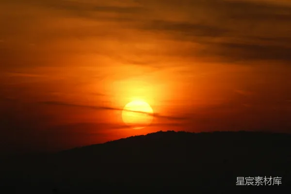 高清摄影 山峰剪影在橙色日落时分