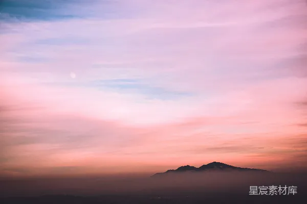 高清摄影 蓝白天空下的黑山
