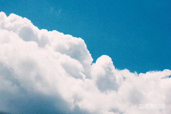 高清摄影 一架飞机飞过充满云层的天空