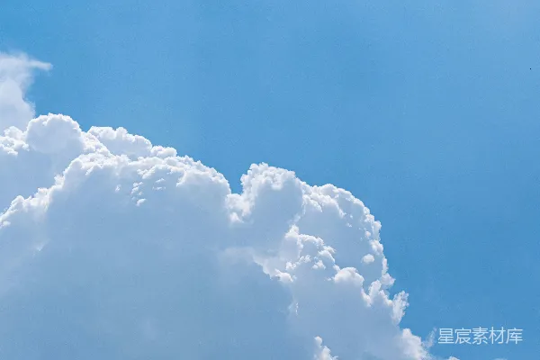 高清摄影 白云漂浮在明亮的蓝天中。