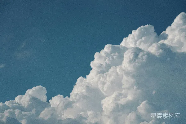 高清摄影 一架飞机在云雾弥漫的天空中飞行