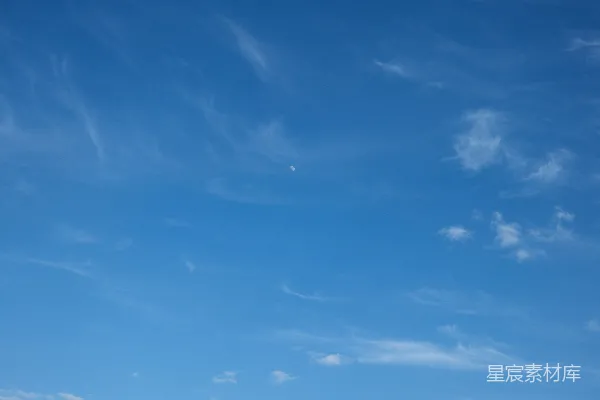 高清摄影 蓝天上有小小的月亮。