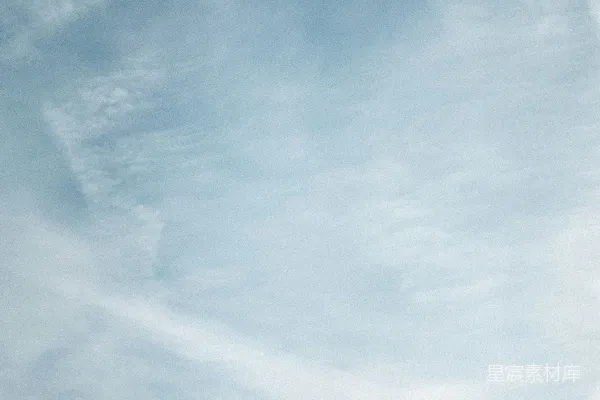 高清摄影 一个男人站在悬崖下，天空是白色的。