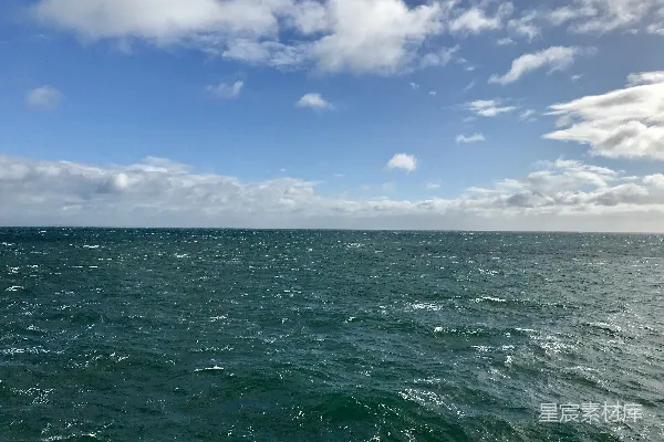 高清摄影 蓝天白云映海面